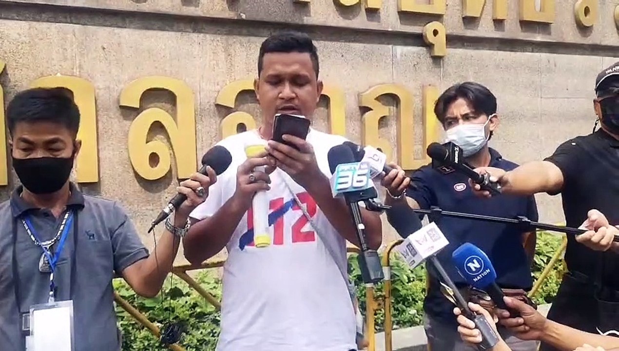 "ไบร์ท ชินวัตร" ทำกิจกรรมส่องไฟฉาย หน้าศาลอาญา ทวงถามความยุติธรรม
