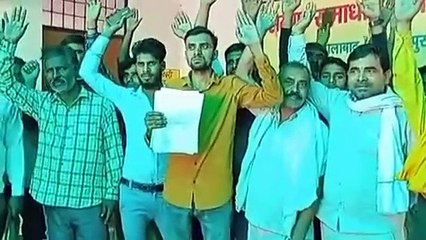 शाहजहांपुर : बूथ बदले जाने को लेकर किया प्रदर्शन