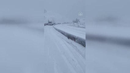 Antalya-Denizli kara yolu yoğun kar yağışı nedeniyle ulaşıma kapandı