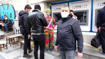 Son dakika haberleri... Taksim'de özçekim yaptırdığı turistleri para için tehdit eden palyaço gözaltına alındı