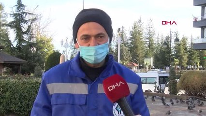 Süpürgesini kaçıran sokak köpeğine 'o bana zimmetli' diye seslenen görevli konuştu