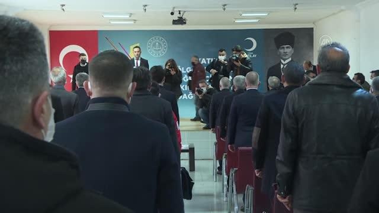 Bakan Selçuk, Şereflikoçhisar Şehit Figen Gündüz Yatılı Bölge Ortaokulu öğrencilerine kırtasiye seti dağıtım törenine katıldı