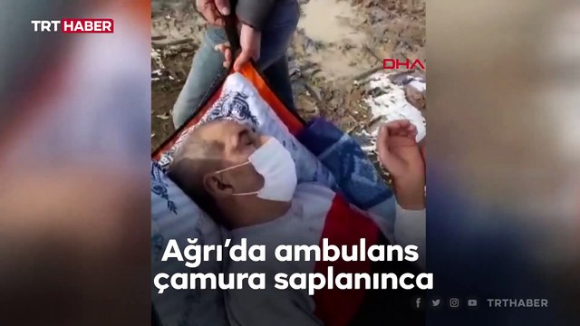 Ambulans çamura saplandı, hasta sedyeyle 4 kilometre taşındı