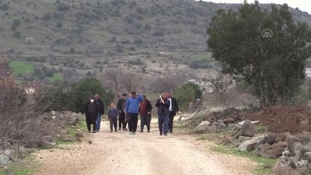 GAZİANTEP - Yılda yaklaşık 200 kilogram fıstık veren asırlık ağacın bakımı imece usulü yapılıyor