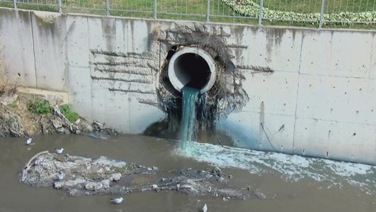 Esenyurt'ta dere mavi aktı, kırmızı dereden sonra mavi dere...