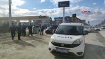 DÜZCE Polis, kaçmaya çalışan uyuşturucu tacirlerini otomobilin tekerine ateş ederek yakaladı