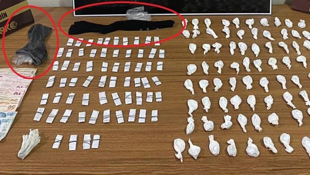 2'si çocuk 3 kişinin kokmuş çorapların içine sakladığı uyuşturucular ekipler tarafından bulundu