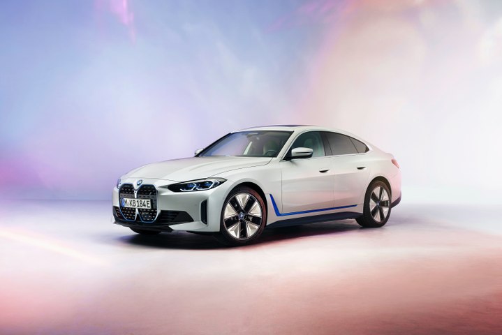 BMW i4 (2021) : teaser de la version définitive