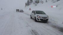 Antalya-Konya Karayolu'nda kar kalınlığı 60-70 santime ulaştı