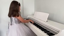7 yaşındaki Derin, çevrim içi düzenlenen uluslararası piyano yarışmasında 1. oldu