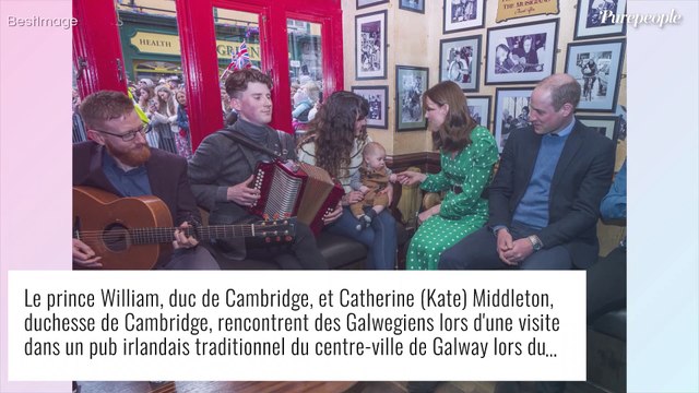 Kate Middleton, le sourire en dépit du scandale : total-look vert fluo avec William