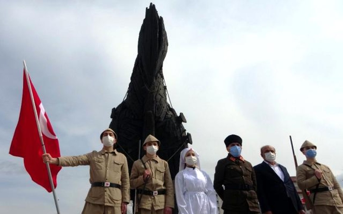 Son dakika... Çanakkale Deniz Zaferi'nin 106'ncı yılında, şehitler anısına 106 dakikalık saygı nöbeti- Tokat Onbeşli Torunları Derneği'nden Çanakkale Şehitlerine...