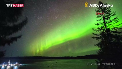 Alaska semalarında kuzey ışıklarının muazzam dansı
