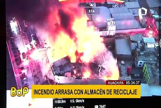 Incendio de grandes proporciones consume almacén de reciclaje en Huachipa