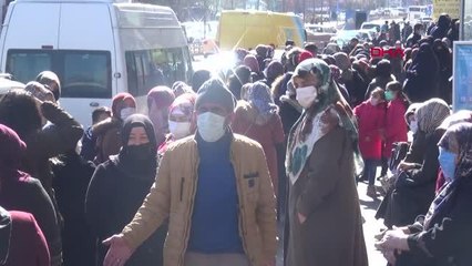ERZURUM 'İndirim' duyulunca koronavirüs hiçe sayıldı; metrelerce kuyruk oluştu