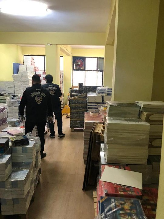 İSTANBUL'DA KORSAN KİTAP OPERASYONU
