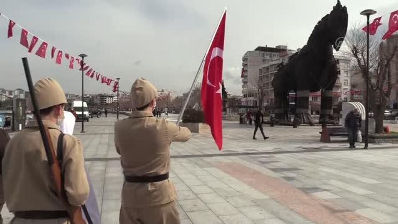 ÇANAKKALE - "Tokat Onbeşli Torunları" Çanakkale Savaşları şehit ve gazileri anısına 106 dakika saygı nöbeti tuttu