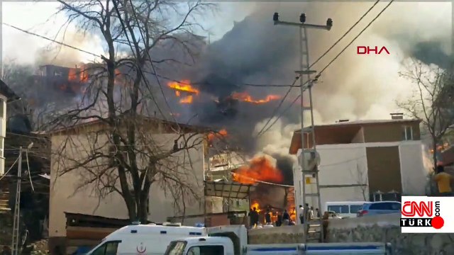 Artvin'in Yusufeli ilçesinde yangın! 50'ye yakın ev yanıyor