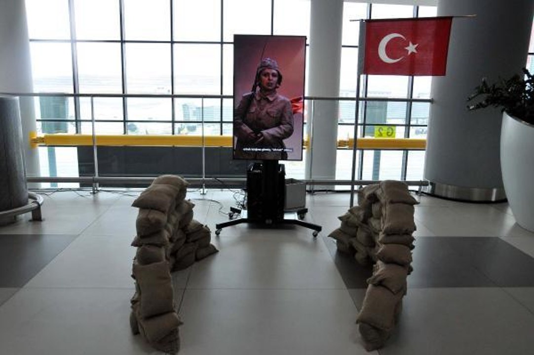 İSTANBUL HAVALİMANI'NDA ÇANAKKALE ZAFERİ PROJESİ 'DİNLE YOLCU'
