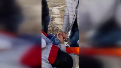 Download Video: Sağlık ekipleri köyden sedyeyle aldıkları hastayı 2 kilometre uzakta bekleyen ambulansa taşıdı