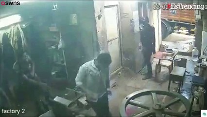 El impactante momento en el que un celular explota en el bolsillo de su dueño