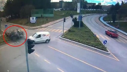 Kazada savrulan otomobilin çarptığı kadın öldü, annesi yaralandı! Feci anlar kamerada