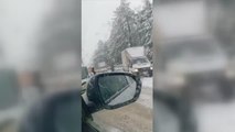 Saimbeyli-Tufanbeyli karayolu kar yağışı nedeniyle ulaşıma kapandı