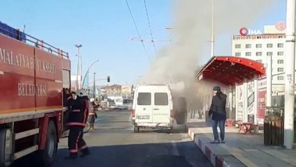 Seyir halindeki minibüs alev alev yandı