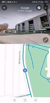 Un Lyonnais nargue les Stéphanois en posant avec un drapeau de Lyon devant le Chaudron