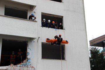 Düzce'de deprem tatbikatı gerçeğini aratmadı