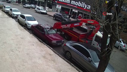 Başkent'te bir vincin park halindeki iki otomobili biçtiği anlar kamerada