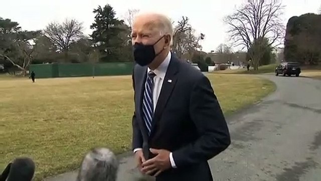 ¿Qué hace Biden con los brazos?, ¿dónde están los micrófonos?