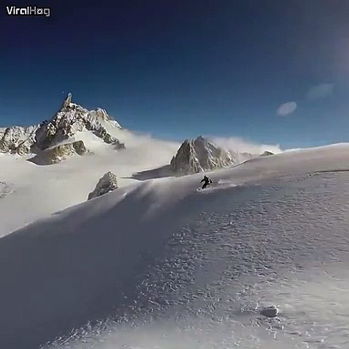 Ce skieur hors piste déclenche une énorme avalanche