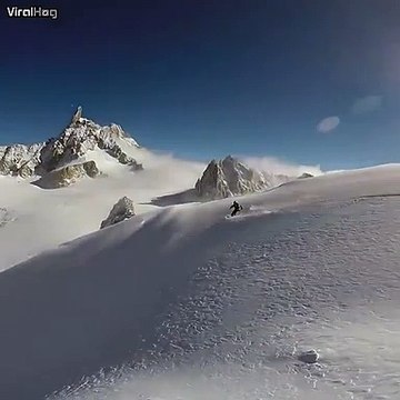 Ce skieur hors piste déclenche une énorme avalanche