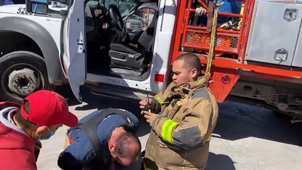 Download Video: Al acudir a sofocar un voraz incendio los bomberos se impactan contra una camioneta un bombero presenta lesiones leves en piedras negras coahuila mexico