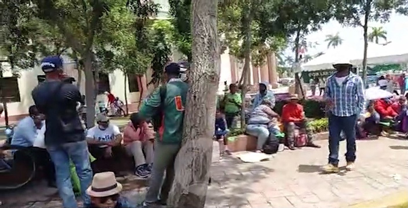 La familia Rosario protesta frente al Palacio Nacional por sus millones de euros