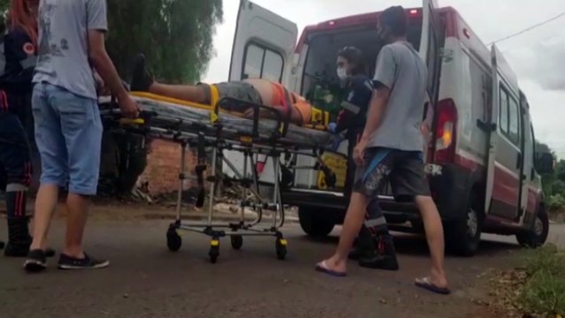 Homem sofre queda e é atendido por socorristas do Samu na Rua Kamayuras no Santa Cruz