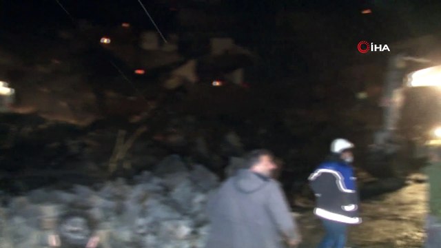 Artvin'in Yusufeli ilçesi Dereiçi köyündeki yangında soğutma çalışmaları devam ediyor