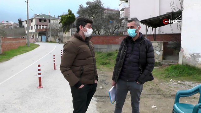 Usulsüz olarak yol geçtiğini iddia ettiği arsasını dubalarla kapatarak nöbet tuttu