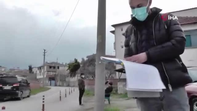 Usulsüz olarak yol geçtiğini iddia ettiği arsasını dubalarla kapatarak nöbet tuttu