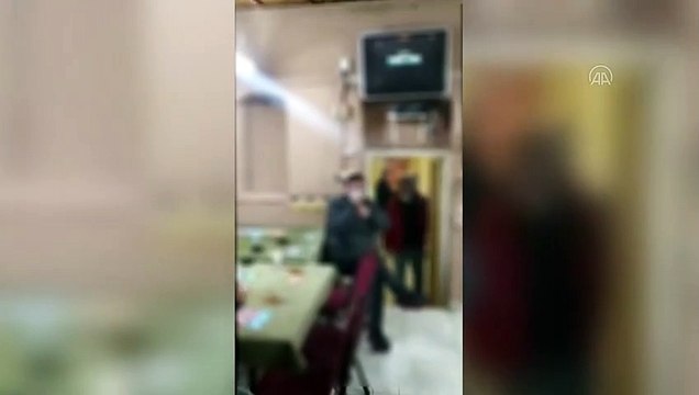 İSTANBUL - Fatih'te kumar oynayan ve Kovid-19 tedbirlerini ihlal eden 28 kişiye para cezası yazıldı