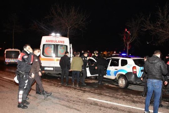 Dur' ihtarına uymayıp, polis aracına çarpan alkollü sürücüye ceza yağdı: 1 polis yaralı