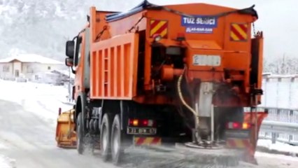 Adana-Ankara Otoyolu'nda etkili olan kar, trafiği aksatıyor