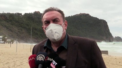 ANTALYA - Alanya'da şiddetli rüzgarla oluşan yüksek dalgaların etkisiyle sahile vuran 3 caretta carettadan biri öldü