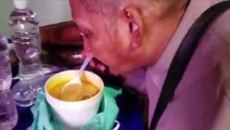 Apostol santiago zuniga tomando una rica sopa de pollo