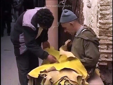 Artisanat Maroc .Fez ... Les tanneurs .Travail du cuir -1994- 2M tv