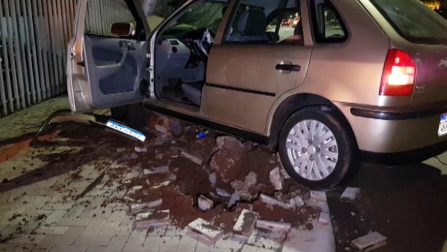 Condutor de Gol é preso por embriaguez após colidir em semáforo no Centro