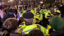 LONDRA - Polis merkezi önündeki barikatları aşmak isteyen göstericileri güvenlik güçleri engelledi