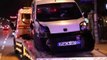 İZMİR - Hafif ticari araç 2 otomobile çarpıp kaldırıma çıktı, 1'i polis 3 kişi yaralandı