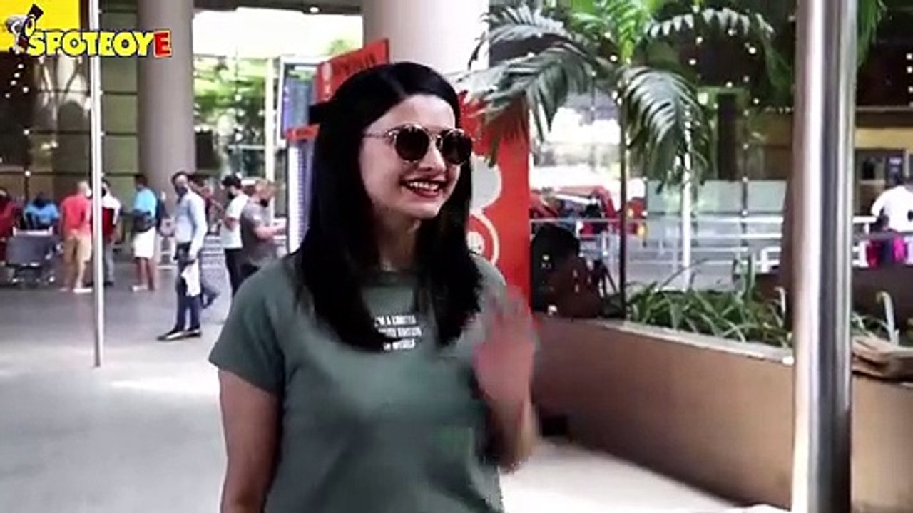 Urvashi Rautela, PRachi Desai & Zareena Khan snapped at the Airport | SpotboyE